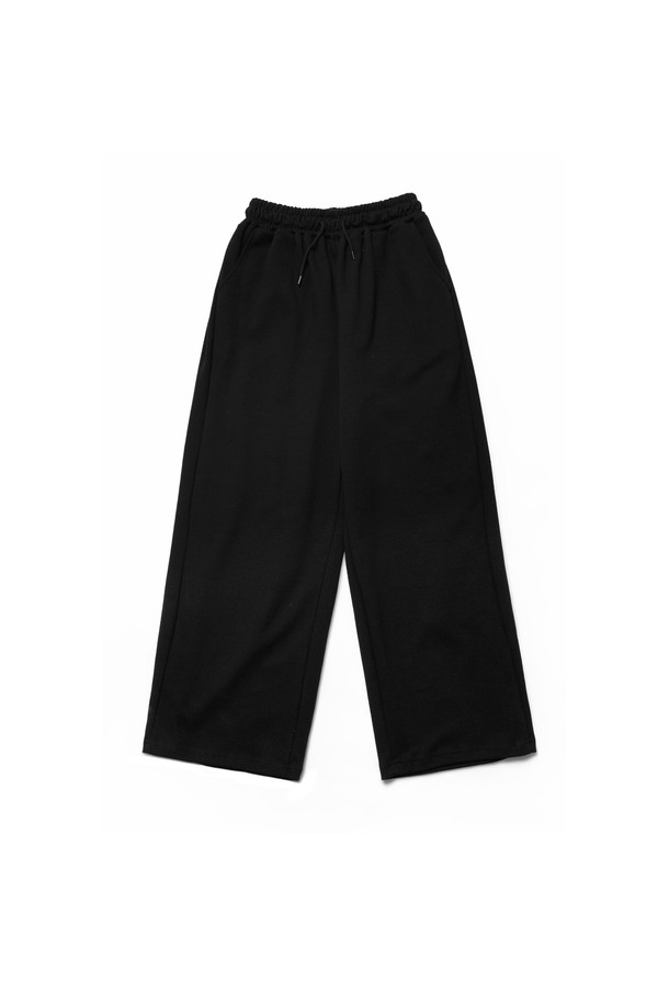 씨알에스디엘 미니멀 와이드 트레이닝 에센셜 사이드 절개 버뮤다 팬츠는 미니멀하고 스포티한 스타일을 추구하는 분들을 위한 바지입니다. 부드러운 폴리에스테르 소재로 제작되어 편안한 착용감을 제공하며, 얇은 두께감으로 사계절 내내 활용 가능합니다. 루즈핏 와이드 실루엣에 밴딩 처리로 활동성을 높였으며, 사이드 절개 디테일로 포인트를 더했습니다. 일상복, 피트니스룩, 산책룩 등 다양한 TPO에 맞춰 활용할 수 있는 실용적인 아이템입니다.
