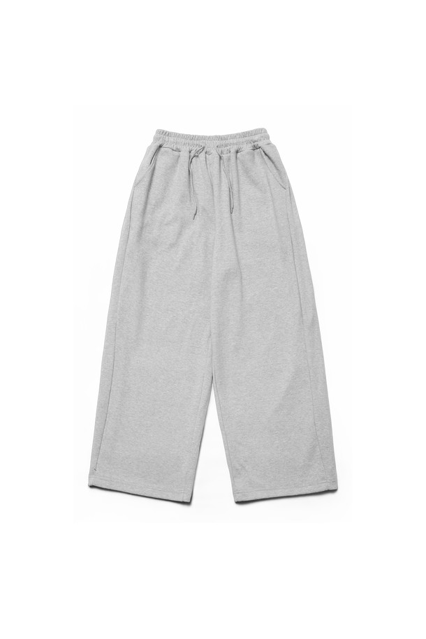 씨알에스디엘 미니멀 와이드 트레이닝 에센셜 사이드 절개 버뮤다 팬츠는 남녀 공용으로, 일상 및 가벼운 운동 시 편안하게 착용할 수 있는 반바지입니다. 블랙과 그레이 두 가지 색상으로 출시되었으며, 부드러운 면과 폴리에스테르 혼방 소재를 사용하여 흡습성과 신축성이 뛰어납니다. 와이드 핏에 사이드 절개 디테일을 더해 미니멀하면서도 스포티한 무드를 연출합니다. 허리 밴드 꼬임 방지 설계를 적용했으며, 뒷주머니와 밑단 깔끔한 마감, 사이드 버튼 디테일을 더해 실용성을 높였습니다. 컴포트 핏으로 제작되어 편안한 착용감을 선사합니다.
