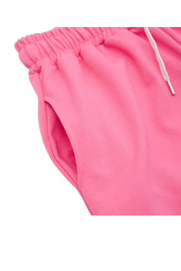 씨알에스디엘 라이트닝 허슬 와이드 밴딩팬츠는 면과 폴리에스테르 혼방 소재로 제작되어 사계절 내내 편안하게 착용할 수 있습니다. 블랙, 그레이, 블루, 그린, 핑크 등 다채로운 컬러로 출시되었으며, 캐주얼 및 스포티한 스타일을 연출하기 좋습니다. 신축성 있는 허리 밴딩과 밑단 스트링 조절 기능, 뒷주머니와 사이드 포켓 디테일로 실용성을 더한 세미 오버핏 와이드 팬츠입니다.
