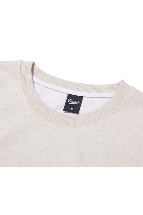 씨알에스디엘 XXL 맨투맨은 부드러운 촉감의 면과 폴리에스테르 혼방 소재로 제작되어 가을, 겨울철 따뜻하게 착용할 수 있는 남녀 공용 의류입니다. 베이직하고 캐주얼한 스타일로 일상복으로 활용하기 좋으며, 오버핏으로 편안한 착용감을 선사합니다. 라운드넥에 긴 소매 디자인이며, 블랙, 네이비, 레드, 그레이, 라이트그레이, 오트밀 등 다양한 색상으로 출시되었습니다. 2바늘 커버스티치 마감, 립 마감, 사이드 포인트 라벨 등의 디테일과 텐터가공 원단, 3본 봉제로 퀄리티를 높였습니다. 겨울 데일리룩, 집콕룩, 산책룩 등 캐주얼, 미니멀, 클래식 스타일을 연출하기에 적합합니다.
