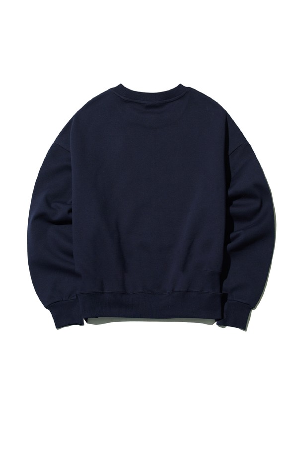 **씨알에스디엘 파이어 온더 보드 스케이트 맨투맨 (기모 OR 논기모)**은 남성용 맨투맨으로, 캐주얼 및 스트릿 스타일을 즐기는 분들께 적합합니다. 가을, 겨울 시즌에 어울리는 두꺼운 두께감에 부드러운 촉감의 면, 폴리에스터 혼방 소재로 제작되었습니다. 라운드넥 디자인에 세미 오버핏으로 편안한 착용감을 선사하며, 블랙, 그레이 등 6가지 다채로운 컬러 옵션을 제공합니다.  "파이어 온더 보드" 프린트가 돋보이는 디자인은 데일리룩, 집콕룩, 산책룩 등 다양한 TPO에 활용 가능합니다. 2바늘 커버스티치 넥라인, 소매단/밑단 립 마감 등 꼼꼼한 마감 처리와 변형을 최소화하는 디자인으로 제작되었습니다.
