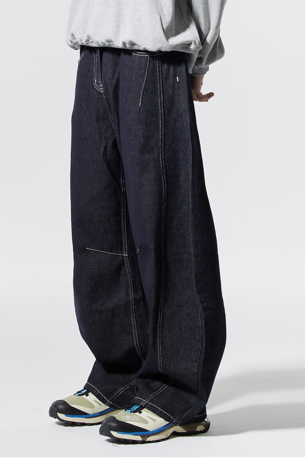 씨알에스디엘 와이드 커브드 스티치 데님 팬츠는 남녀 모두 착용 가능한 데님 팬츠입니다. 블랙과 블루 두 가지 색상으로 출시되었으며, 봄, 가을에 입기 좋은 두꺼운 두께감의 긴 기장 와이드 핏입니다. 캐주얼, 스트릿 스타일을 아우르며, 사이드 오버록 패널과 사이드 포켓, 무릎 라인 다트 디테일, 화이트 스티치, 백포켓 레더 패치 등의 특징을 가지고 있습니다. 뻣뻣한 촉감의 루즈핏으로 편안한 착용감을 선사하며, 동네 마실룩이나 여행룩에 적합합니다.
