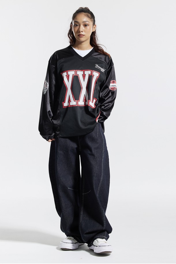 씨알에스디엘 와이드 커브드 스티치 데님 팬츠는 캐주얼, 미니멀, 시크 스타일을 추구하는 분들을 위한 사계절용 데님 팬츠입니다. 블랙과 블루 두 가지 색상으로 출시되었으며, 와이드핏의 긴 기장으로 편안한 착용감을 선사합니다. 면, 폴리에스테르, 레이온 혼방 소재로 제작되어 부드럽고 자연스러운 핏을 연출합니다. 사이드 패널 오버록 디테일, 사이드 포켓 다트, 무릎 라인 다트, 화이트 스티치, 백 포켓 가죽 패치 등 섬세한 디테일이 돋보이며, 양쪽 백 포켓으로 실용성을 더했습니다. 동네 마실룩이나 여행룩에 활용하기 좋은 아이템입니다.
