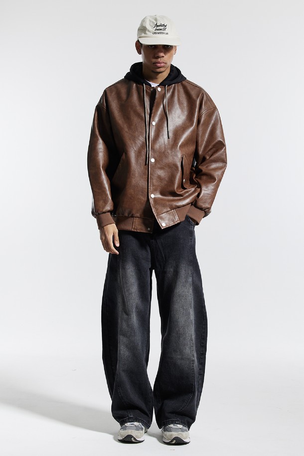 씨알에스디엘 와이드 절개 볼륨 커브드 팬츠는 남성용 바지로, 봄, 가을에 착용하기 좋습니다. 블랙 컬러의 데님 소재로 제작되었으며, 뻣뻣한 촉감과 두꺼운 두께감이 특징입니다. 루즈핏 와이드 라인으로 스트릿, 캐주얼 스타일을 연출하며, 절개 디테일과 볼륨감으로 포인트를 더했습니다. 출근룩과 모임룩에 활용하기 좋은 아이템입니다.
