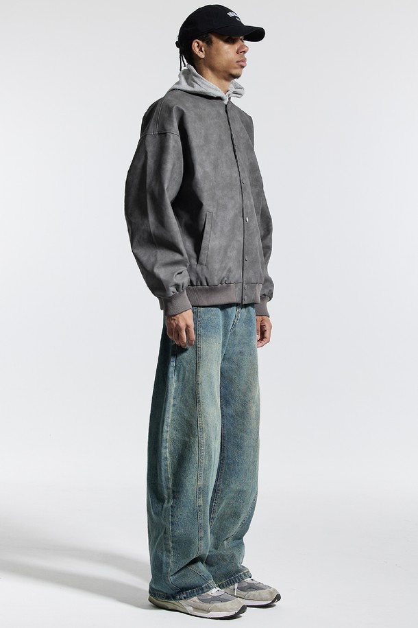 **씨알에스디엘 와이드 절개 볼륨 커브드 팬츠**는 남성을 위한 데님 소재의 긴 바지입니다. 봄, 가을에 어울리는 두꺼운 두께감과 뻣뻣한 촉감으로 제작되었으며, 루즈핏의 와이드한 실루엣을 연출합니다. 캐주얼, 스트릿, 미니멀 스타일 모두 소화 가능하며, 출근룩으로도 활용할 수 있습니다. 볼륨감 있는 핏과 절개 디테일이 특징으로, 개성 있는 스타일을 완성합니다. 블루 컬러의 무지 디자인으로 다양한 상의와 매치하기 용이합니다.
