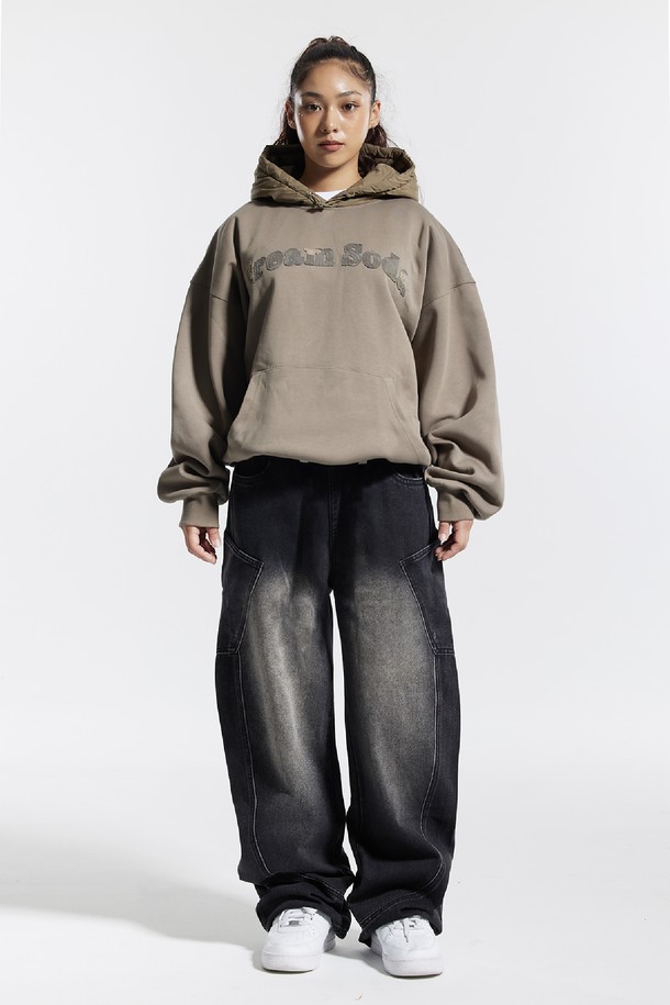 씨알에스디엘 밴딩 와이드 파이핑 사선 카고팬츠는 남성용 바지로, 캐주얼 및 스트릿 스타일을 즐기는 분들을 위한 아이템입니다. 봄, 가을에 적합하며, 뻣뻣한 데님 소재로 제작되어 두께감이 느껴지는 루즈핏 와이드 팬츠입니다. 허리 밴딩 처리로 편안한 착용감을 제공하며, 파이핑 디테일과 사선 디자인으로 포인트를 더했습니다. 동네 마실룩이나 가을 나들이룩에 활용하여 편안하면서도 스타일리시한 연출이 가능합니다.
