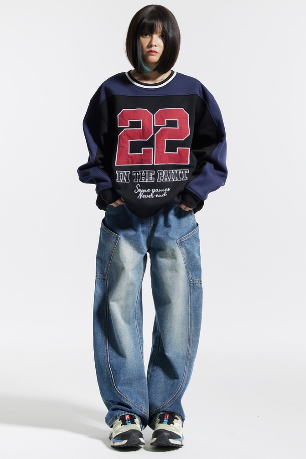 씨알에스디엘 밴딩 와이드 파이핑 사선 카고팬츠는 캐주얼, 스트릿, 미니멀 스타일을 즐기는 남성분들을 위한 데님 소재의 긴 바지입니다. 봄, 가을에 적합하며, 밴딩 처리로 편안한 착용감을 제공합니다. 와이드 핏과 루즈핏으로 트렌디한 실루엣을 연출하며, 사선 디자인과 파이핑 디테일이 돋보입니다. 동네 마실룩이나 가을 나들이룩에 활용하기 좋으며, 넉넉한 카고 포켓으로 실용성을 더했습니다.
