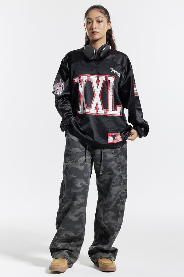 씨알에스디엘 밴딩 와이드 파이핑 사선 카고팬츠는 남성 고객을 위한 캐주얼 및 스트릿 스타일의 바지입니다. 봄, 가을 계절에 어울리며, 여행룩이나 산책룩으로 활용하기 좋습니다. 블랙과 그레이 두 가지 색상으로 출시되었으며, 와이드 핏과 루즈핏으로 편안한 착용감을 제공합니다. 밴딩 처리로 활동성을 높였으며, 파이핑 디테일과 사선 포켓이 디자인의 포인트를 더합니다. 카모 패턴이 돋보이는 긴 기장의 카고 팬츠입니다.
