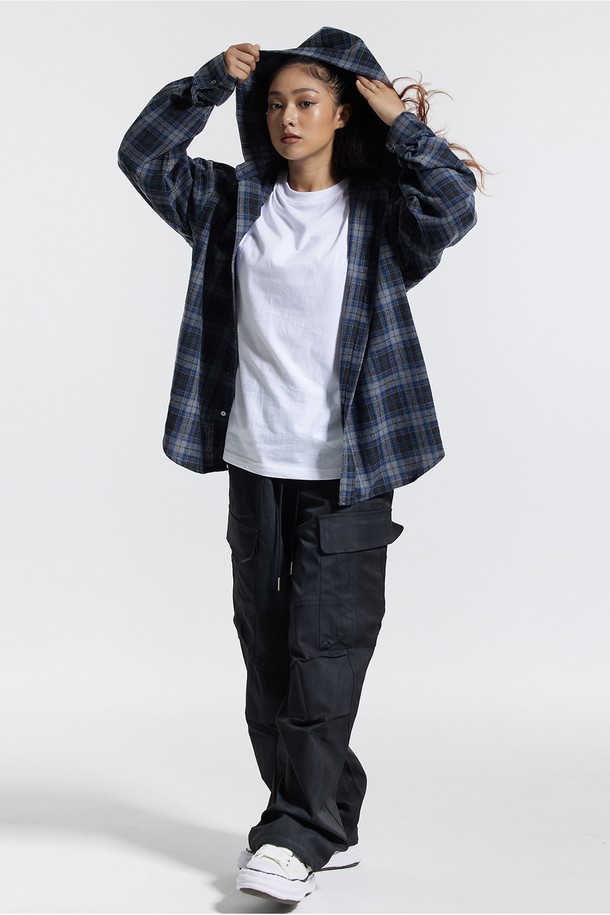 씨알에스디엘(CRS DL) 사이드 빅 카고 디링 코팅 워시드 팬츠는 남성용 카고 팬츠입니다. 블랙, 그레이, 차콜 세 가지 색상으로 출시되었으며, 봄, 가을에 착용하기 좋습니다. 스트릿 및 캐주얼 스타일을 연출하기에 적합하며, 밴딩 처리된 허리와 루즈핏으로 편안한 착용감을 제공합니다. 사이드 카고 포켓과 벨트 D링 디테일이 특징이며, 바지 밑단 스트링으로 다양한 연출이 가능합니다. 전면 코팅 디테일과 워싱 처리로 독특한 분위기를 더했으며, 폴리에스테르 소재로 제작되어 수축과 변형을 최소화하고 형태 유지력이 우수하며 흡수 및 건조가 빠릅니다.
