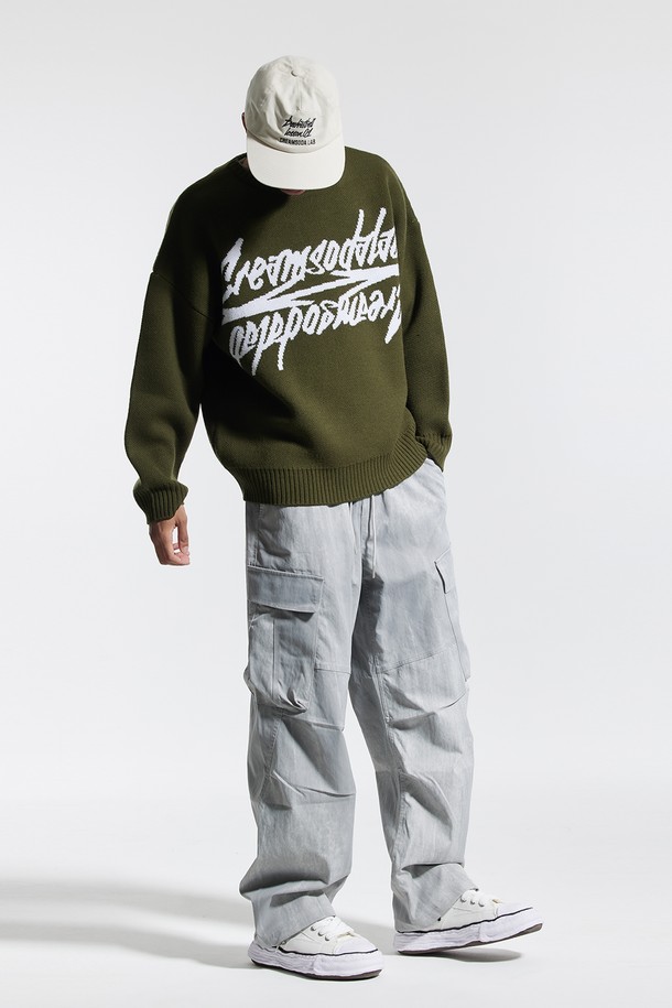 씨알에스디엘 사이드 빅 카고 디링 코팅 워시드 팬츠는 스트릿 무드와 캐주얼 스타일을 동시에 연출할 수 있는 와이드핏 카고 팬츠입니다. 그레이, 블랙, 차콜 세 가지 색상으로 만나볼 수 있으며, 허리 전체 밴딩으로 편안한 착용감을 제공합니다. 사이드 카고 포켓과 벨트 D링 디테일이 특징이며, 전면 코팅으로 독특한 질감을 더했습니다. 밑단 스트링으로 다양한 스타일을 연출할 수 있으며, 빠른 흡수와 건조 기능으로 아웃도어 활동에도 적합합니다.
