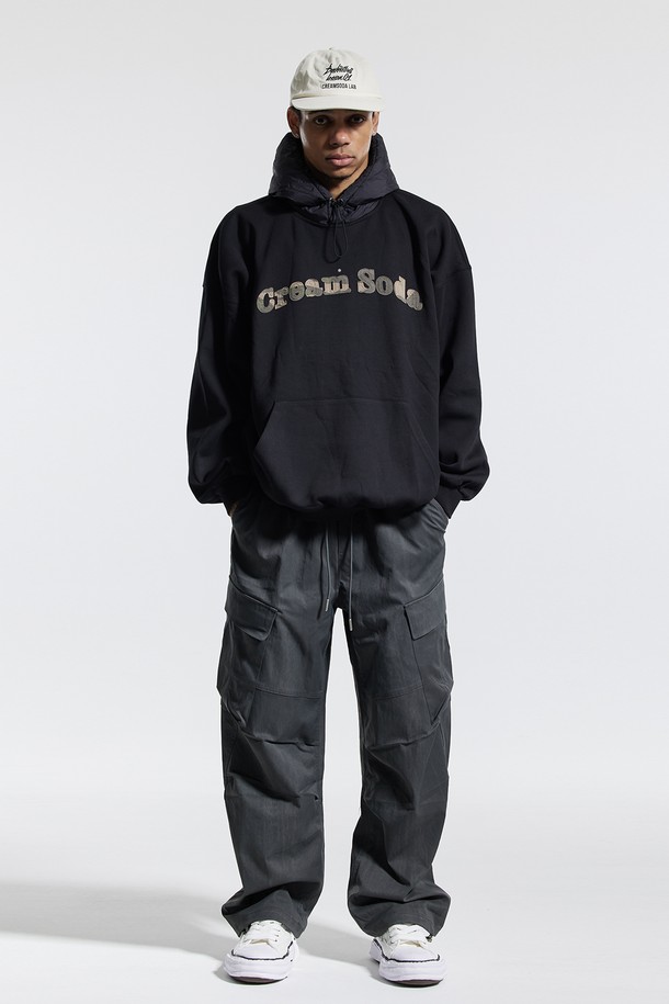 씨알에스디엘(CRS DL) 사이드 빅 카고 디링 코팅 워시드 팬츠는 스트릿, 캐주얼, 시티보이 스타일을 아우르는 남성용 카고 팬츠입니다. 봄, 가을에 착용하기 좋으며, 동네 마실룩이나 캠핑룩에 잘 어울립니다. 블랙, 그레이, 차콜 세 가지 색상으로 출시되었으며, 와이드 핏과 루즈핏으로 편안한 착용감을 제공합니다. 폴리에스테르 소재에 코팅 디테일을 더해 독특한 질감을 살렸으며, 사이드 카고 포켓, D링 디테일, 밑단 스트링, 구조적 디자인 포켓 등의 특징을 갖추었습니다. 빠른 흡수/건조 기능으로 쾌적함을 유지합니다.
