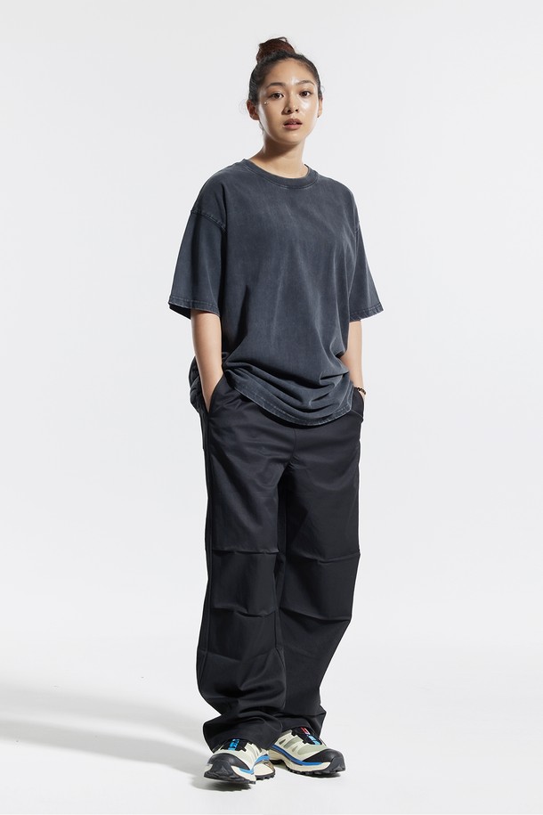 씨알에스디엘 트랙 2선 파라슈트 팬츠는 남녀 모두 착용 가능한 트랙 팬츠입니다. 블랙, 그레이, 카키 세 가지 색상으로 출시되었으며, 일상과 스포츠 활동 모두에 적합합니다. 얇은 두께감의 폴리에스테르 소재로 제작되어 부드러운 촉감을 선사하며, 루즈핏으로 편안한 착용감을 제공합니다. 허리 및 밑단 스트링, 백포켓, 톤온톤 자수, 파라슈트 플리츠 디자인, 포인트 라벨 등의 디테일이 돋보이며, 스포티, 캐주얼, 미니멀 스타일을 연출하기 좋습니다. 동네 마실룩, 여행룩, 피트니스룩 등 다양한 TPO에 활용할 수 있습니다.
