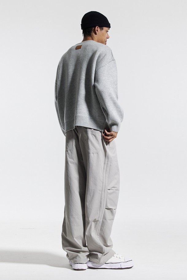 씨알에스디엘 트랙 2선 파라슈트 팬츠는 남녀 모두 착용 가능한 루즈핏 트랙 팬츠입니다. 그레이, 블랙, 카키 세 가지 색상으로 출시되었으며, 봄, 가을 시즌에 적합합니다. 가볍고 부드러운 폴리에스테르 소재로 제작되어 편안한 착용감을 선사하며, 밑단과 허리 스트링 조절로 핏을 조절할 수 있습니다. 톤온톤 자수와 포켓 사이드 포인트 라벨, 백포켓 디테일이 특징이며, 산책룩, 피트니스룩, 캐주얼, 스포티, 미니멀 스타일을 즐기는 분들께 추천합니다.
