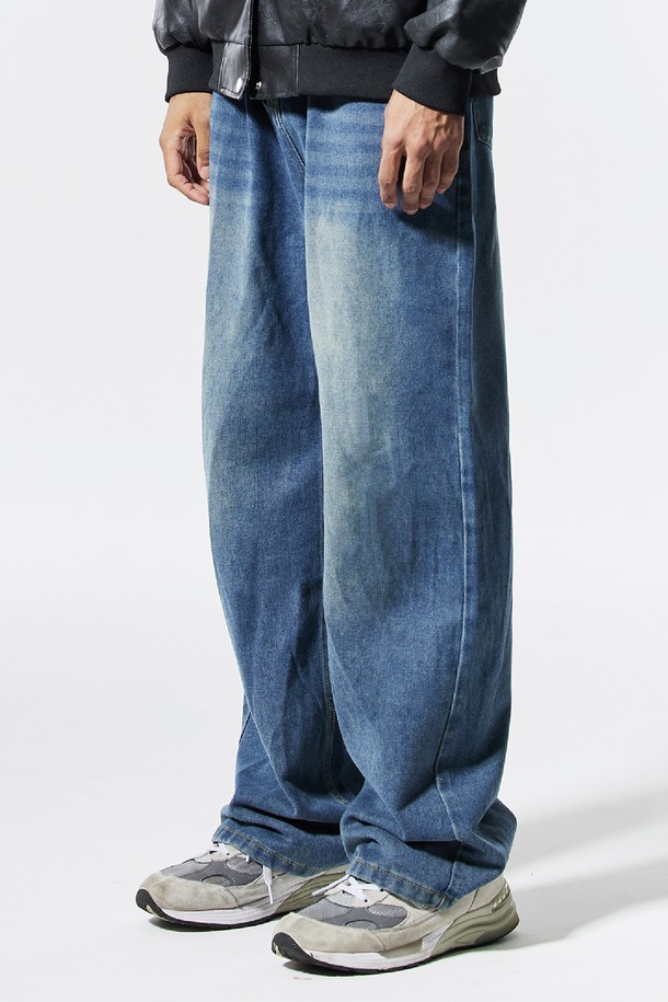 씨알에스디엘 베이직 워싱 와이드 밴딩 데님 팬츠는 면과 폴리에스테르 혼방 소재로 제작되어 사계절 내내 편안하게 착용할 수 있습니다. 캐주얼, 미니멀, 클래식 스타일을 아우르는 베이직 디자인으로, 동네 마실룩과 여행룩에 모두 잘 어울립니다. 허리 스트링 밴딩으로 사이즈 조절이 용이하며, 넉넉한 와이드 핏으로 편안함을 더했습니다. 톤 다운된 블랙과 블루 두 가지 색상으로 출시되었으며, 튼튼한 내구성과 뒷주머니, 사이드 라벨 디테일로 실용성을 높였습니다. 반복된 세탁에도 변형 없이 오랫동안 형태를 유지하는 것이 특징입니다.
