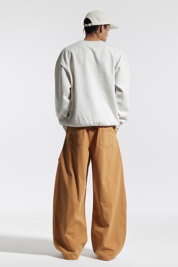 씨알에스디엘 행커치프 와이드 벌룬 커브드 팬츠는 남녀 모두 착용 가능한 캐주얼 와이드 팬츠입니다. 봄, 가을에 어울리는 중간 두께감의 면, 폴리에스테르 혼방 소재로 제작되었으며, 부드러운 촉감이 특징입니다. 지퍼 탈부착 행커치프 디테일과 벌룬 실루엣, 밑단 턱 디테일이 돋보이며, 뒷주머니와 로고 패치로 포인트를 더했습니다. 하프 밴딩 처리로 편안한 착용감을 제공하며, 동네 마실룩이나 가을 나들이룩, 캐주얼, 미니멀, 시티보이 스타일 연출에 적합합니다.
