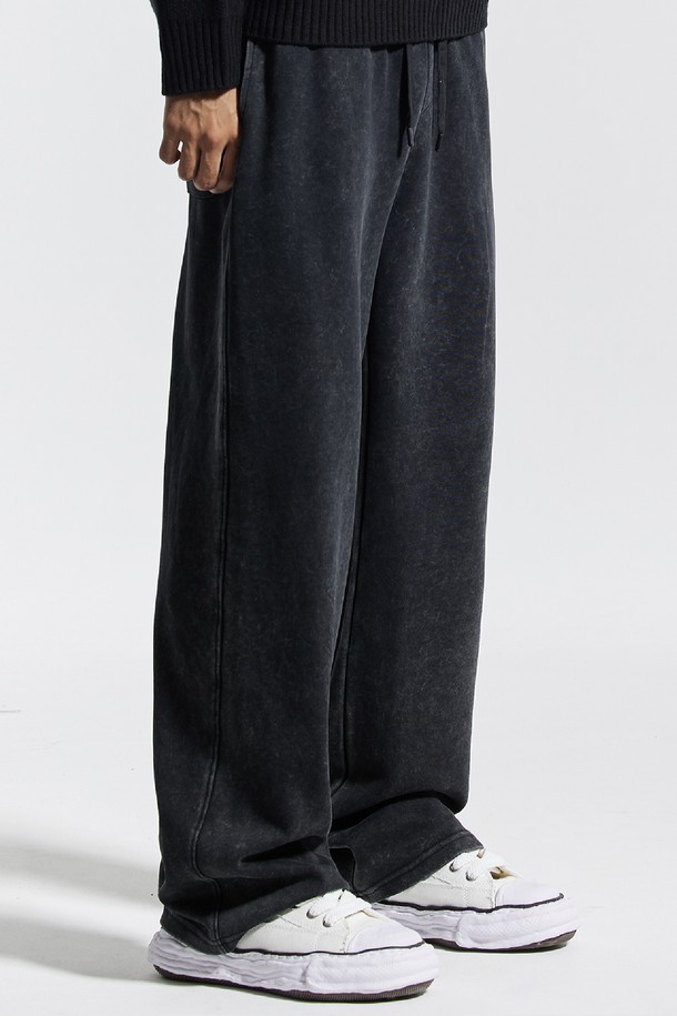 씨알에스디엘 피그먼트 와이드 스트링 팬츠는 캐주얼, 미니멀, 시크 스타일을 추구하는 분들을 위한 사계절용 와이드 팬츠입니다. 면, 폴리에스테르, 아크릴 혼방 소재에 피그먼트 워싱과 가먼트 다잉 공법을 더해 자연스러운 색감과 빈티지한 분위기를 연출합니다. 루즈핏으로 편안한 착용감을 제공하며, 스트링 밴딩으로 허리 사이즈 조절이 용이합니다. 봉제선과 커팅 부분에 워싱 디테일을 더하여 더욱 스타일리시하며, 수축 및 변형에 강해 오랫동안 변함없이 즐겨 입을 수 있습니다. 동네 마실룩이나 산책룩으로 활용하기 좋은 실용적인 아이템입니다.
