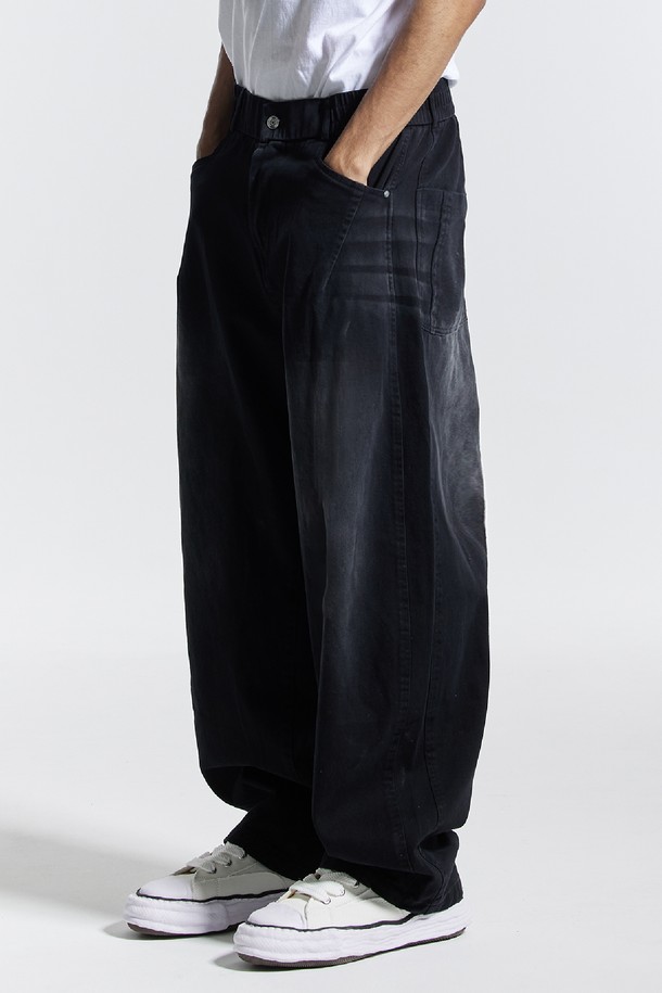 씨알에스디엘 반밴딩 빈티지 프론트 워싱 와이드 벌룬 데님 팬츠는 남녀 모두 착용 가능한 데님 팬츠입니다. 부드러운 면 소재로 제작되어 편안한 착용감을 제공하며, 봄, 가을에 적합합니다. 캐주얼, 빈티지 스타일을 연출하기 좋으며, 루즈핏의 와이드 벌룬 핏으로 트렌디한 분위기를 더합니다. 허리 사이즈 조절이 가능한 반밴딩 디자인에 밑단 턱 디테일과 뒷주머니가 있어 실용적입니다. 블랙, 네이비, 카키 세 가지 컬러로 출시되어 다양한 스타일링에 활용할 수 있습니다.
