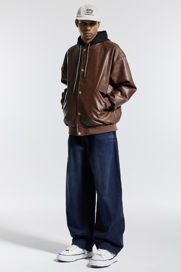 씨알에스디엘 반밴딩 빈티지 프론트 워싱 와이드 벌룬 데님 팬츠는 남녀 모두 착용 가능한 데님 팬츠입니다. 블랙, 네이비, 카키 세 가지 색상으로 출시되었으며, 일상복으로 활용하기 좋습니다. 봄, 가을에 적합하며, 빈티지하고 캐주얼한 스타일을 연출할 수 있습니다. 허리 부분은 반밴딩 처리되어 편안한 착용감을 제공하며, 와이드 벌룬핏으로 트렌디한 실루엣을 완성합니다. 밑단 턱 디테일과 은은한 빈티지 워싱이 돋보이며, 뒷주머니 수납 공간도 갖춰 실용성을 더했습니다.
