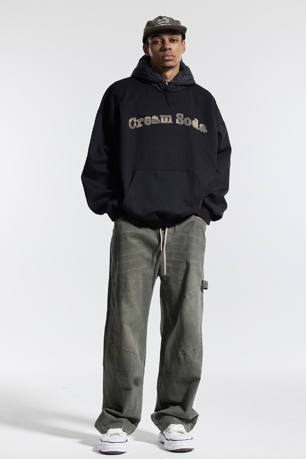 씨알에스디엘(CRS DL) 빈티지 캣브러시 워싱 리벳 카펜터 팬츠는 남성용 카펜터 팬츠입니다. 블랙과 그레이 두 가지 색상으로 출시되었으며, 봄, 가을에 착용하기 좋습니다. 일상, 동네 마실, 산책, 가을 나들이에 어울리는 캐주얼, 스트릿, 워크웨어 스타일의 루즈핏 긴바지입니다. 면 소재로 제작되었으며, 빈티지 워싱, 유틸리티 포켓, 해머 루프, 리벳 디테일, 로고 자수가 특징입니다.
