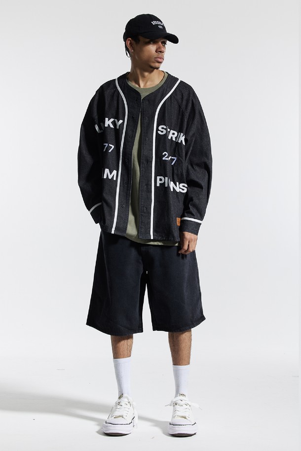 씨알에스디엘(CRS DL) 베이스볼 져지 럭키 스트라이크 챔피온 자켓은 남녀 모두 착용 가능한 오버핏 베이스볼 자켓입니다. 블랙과 블루 두 가지 색상으로 출시되었으며, 봄, 가을 일상에서 스포티, 캐주얼, 스트릿 스타일을 연출하기 좋습니다. 두꺼운 면, 폴리에스테르, 레이온 혼방 소재로 제작되어 부드러운 촉감을 선사하며, 긴 소매와 버튼 여밈, 빈티지 베이스볼 셔츠 베이스 디자인이 특징입니다. 24/7 777 럭키 스트라이크 그래픽과 아플리케 그래픽 기법, 하단 가죽 패치가 돋보이는 디자인으로 가을 나들이룩, 봄 소풍룩을 완성해보세요.
