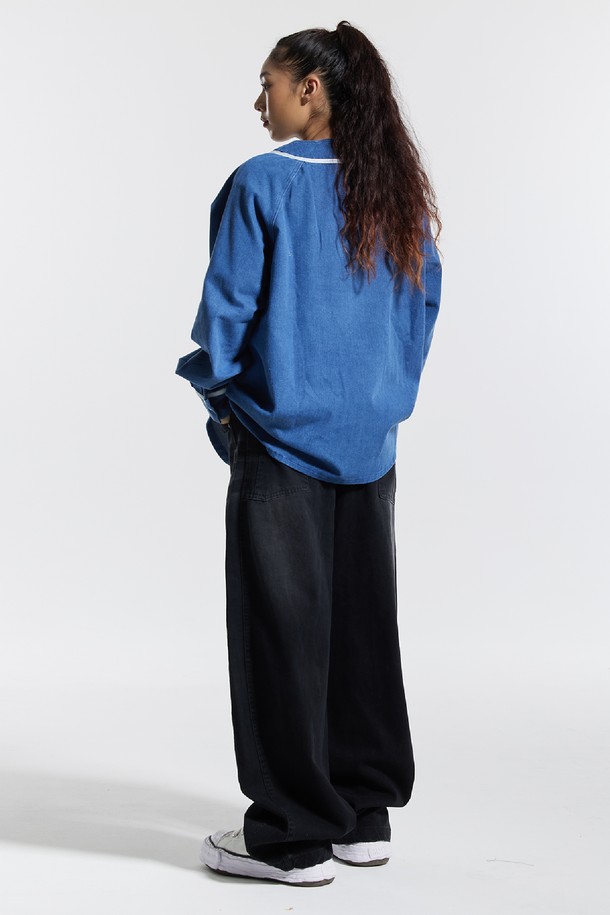 씨알에스디엘(CRSDRL) 베이스볼 져지 럭키 스트라이크 챔피온 자켓은 남녀 모두 착용 가능한 오버핏 베이스볼 자켓입니다. 봄, 가을에 적합하며, 블랙과 블루 두 가지 색상으로 출시되었습니다. 스포티, 캐주얼, 스트릿 스타일을 아우르며, 면, 폴리에스테르, 레이온 혼방의 두꺼운 소재로 제작되어 부드러운 촉감을 선사합니다. 가죽 패치 디테일과 777 24/7 CHAMPIONS 그래픽, 애플리케 그래픽 기법이 특징이며, 일상과 여행룩에 모두 잘 어울립니다. 스냅 버튼 여밈과 긴 소매 기장으로 편안하게 착용할 수 있습니다.
