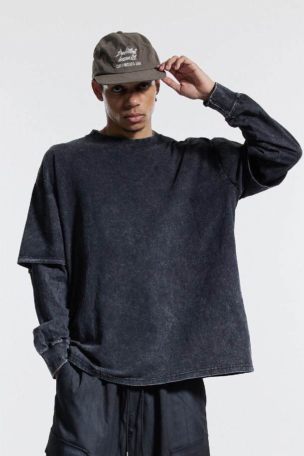 씨알에스디엘 피그먼트 페이크 이중 레이어드 롱슬리브는 남성용 티셔츠입니다. 캐주얼, 스트릿 스타일을 즐기는 분들께 적합하며, 봄, 가을에 입기 좋습니다. 블랙 컬러의 무지 디자인으로, 피그먼트 워싱 처리된 면 소재를 사용하여 자연스러운 멋을 더했습니다. 이중 레이어드 디자인과 립 디테일이 특징이며, 레귤러핏 라운드넥 긴소매 스타일로 데이트룩, 동네 마실룩 등 다양한 TPO에 활용할 수 있습니다.
