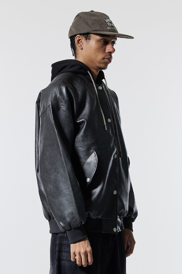 씨알에스디엘(CRS DL) 내츄럴 워시드 비건 레더 후드 재킷은 남녀 모두 착용 가능한 오버핏, 릴랙스핏의 후드 자켓입니다. 부드러운 촉감의 비건 가죽 소재와 폴리우레탄, 폴리에스테르 혼방으로 제작되었으며, 봄, 가을에 착용하기 좋습니다. 블랙, 브라운, 베이지 세 가지 색상으로 출시되었으며, 후드 일체형 디자인에 메탈 스냅 버튼, 사이드 포켓, 소매단 및 넥 라인 립 조직, 브랜드 로고 패치가 특징입니다. 캐주얼, 스트릿, 미니멀 스타일을 즐기는 분들께 '동네 마실룩', '여행룩'으로 추천합니다.
