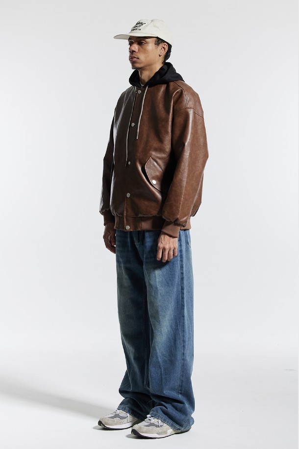 씨알에스디엘 내츄럴 워시드 비건 레더 후드 재킷은 남성을 위한 아우터입니다. 부드러운 촉감의 비건 가죽 소재와 폴리우레탄, 폴리에스테르 혼방으로 제작되어 봄, 가을에 착용하기 좋습니다. 캐주얼 및 스트릿 스타일을 연출할 수 있으며, 오버핏 또는 릴랙스핏으로 편안하게 착용할 수 있습니다. 블랙, 브라운, 베이지 3가지 색상으로 출시되었으며, 후드 일체형, 메탈 스냅 버튼, 사이드 포켓 등의 디테일이 돋보입니다. 동네 마실룩이나 가을 나들이룩에 활용하기 좋은 아이템입니다.
