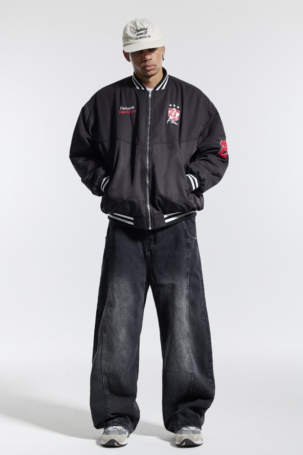 씨알에스디엘 베이스볼 스타디움 누빔 재킷은 남성용 아우터로, 겨울철 데일리룩과 스포티, 캐주얼, 미니멀 스타일을 연출하기에 적합합니다. 블랙과 네이비 두 가지 색상으로 제공되며, 릴랙스 핏으로 편안하게 착용할 수 있습니다. 두꺼운 두께의 폴리에스터 소재로 제작되었으며, E밴드 네크라인과 밑단, 긴 소매, 누빔 코트 타입이 특징입니다. 소매 자수 디테일과 퀼팅 안감이 돋보이며, 흡수, 속건, 신축성 기능이 있어 활동성을 높여줍니다. 야구점퍼 스타일의 자켓으로 일상 및 스포츠 활동 시에도 활용할 수 있습니다.
