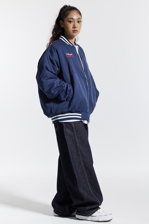 씨알에스디엘 베이스볼 스타디움 누빔 재킷은 겨울철 스포티하고 캐주얼한 스타일을 연출하기에 완벽한 아이템입니다. 네이비와 블랙 두 가지 색상으로 출시되었으며, 릴랙스 핏으로 편안한 착용감을 선사합니다. 보온, 흡습, 속건 기능을 갖춘 폴리에스테르 소재로 제작되어, 활동적인 날에도 쾌적함을 유지합니다. E밴드 네크라인과 밑단, 퀼팅 안감 디자인과 자수 패턴이 특징이며, 수분 흡수 및 건조성이 뛰어나 반복 세탁 후에도 형태 변형 없이 오래 입을 수 있습니다. 겨울 데일리룩 또는 여행룩에 미니멀한 포인트를 더해보세요.
