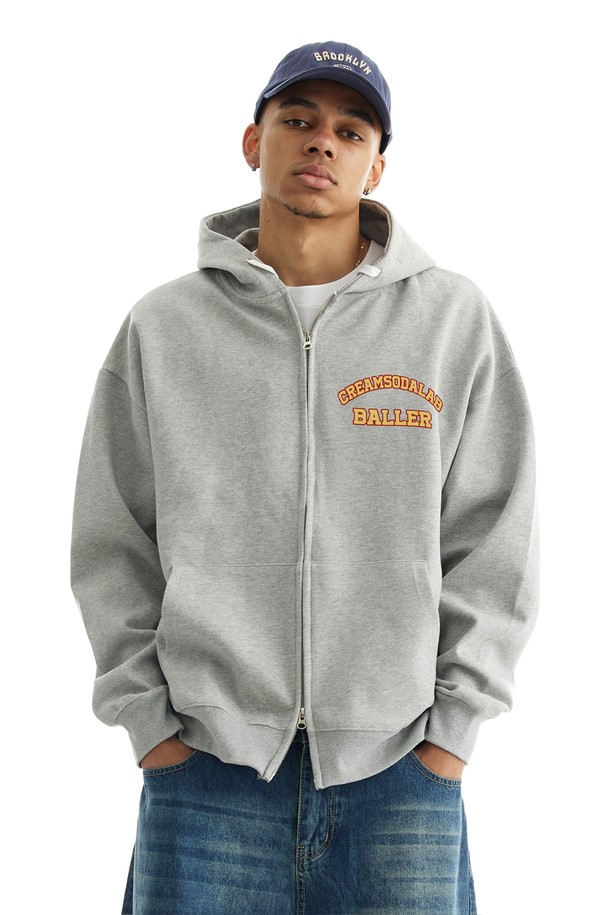 씨알에스디엘 매드 볼러 독 집업 후드는 캐주얼 및 스트릿 스타일을 즐기는 분들을 위한 겨울, 가을 시즌 필수 아이템입니다. 부드러운 촉감의 면, 폴리에스테르 혼방 소재로 제작되어 포근한 착용감을 선사하며, 두꺼운 두께감으로 보온성을 높였습니다. 세미 오버핏으로 편안하게 떨어지는 핏을 연출하며, 블랙, 그레이, 차콜 세 가지 색상으로 출시되어 어떤 스타일에도 쉽게 매치할 수 있습니다. 후드, 포켓, 립 원단 디테일과 로고, 캐릭터 패턴으로 포인트를 더해 개성 있는 룩을 완성해보세요. 일상, 집콕, 산책 등 다양한 TPO에 활용하기 좋은 활용도 높은 후드집업입니다.
