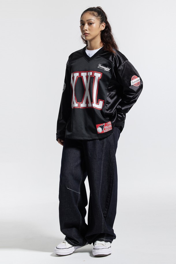 씨알에스디엘 오버클럭 투엑스라지 럭비 져지 롱슬리브는 스포티하고 스트릿한 스타일을 연출하기에 좋은 상의입니다. 블랙과 네이비 컬러로 출시되었으며, 통기성이 뛰어난 폴리에스테르 소재로 제작되었습니다. 이중 저지 구조 레이어드로 두께감을 더했으며, 빛의 각도에 따라 은은하게 반사되는 광택이 특징입니다. 바스켓볼 유니폼 스타일의 오버핏 져지로, 빅 사이즈 그래픽과 고급스러운 무드를 선사합니다. 피트니스룩으로 활용하기에도 적합합니다.
