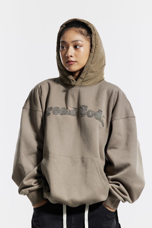 씨알에스디엘 후드 패딩 카모 레터링 셔츠는 겨울철 캐주얼 및 스트릿 스타일을 연출하기에 좋은 아우터입니다. 오버핏 디자인에 두꺼운 두께감으로 보온성을 높였으며, 카키와 베이지 두 가지 색상으로 출시되었습니다. 후드 디자인과 긴 소매, 오픈 여밈 방식으로 편안한 착용감을 제공합니다. 카모 패턴과 레터링 디테일이 돋보이는 크롭 기장의 패딩 셔츠로, 개성 있는 겨울 스타일링을 완성해보세요. 안감은 패딩으로 제작되어 더욱 따뜻하게 착용할 수 있습니다.
