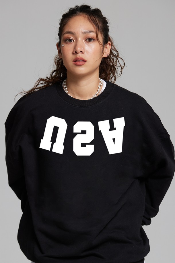 씨알에스디엘 리버스 유에스에이 맨투맨은 블랙 컬러의 오버핏 디자인으로, 캐주얼 및 스트릿 스타일을 즐기는 분들께 적합합니다. 봄, 가을, 겨울 세 계절 모두 착용 가능하며, 두꺼운 면 소재로 제작되어 부드러운 촉감을 선사합니다. 라운드넥에 레터링 로고 패턴이 특징이며, 캠핑룩이나 집콕룩 등 다양한 TPO에 활용하기 좋습니다. 긴 소매 기장으로 편안함과 스타일을 동시에 만족시키는 아이템입니다.
