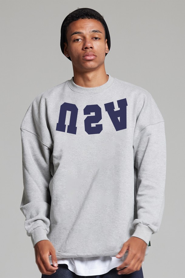 씨알에스디엘 리버스 유에스에이 맨투맨은 남녀 모두 착용 가능한 오버핏 디자인의 캐주얼 맨투맨입니다. 두껍고 부드러운 면과 폴리에스테르 혼방 소재로 제작되어, 봄, 가을, 겨울철 데일리룩에 적합하며 편안한 착용감을 제공합니다. 라운드넥에 긴 소매 기장으로, 2바늘 커버스티치 마감과 소매, 밑단 립 마감으로 튼튼하게 제작되었습니다. 블랙, 네이비, 그레이, 라이트그레이, 오트밀 등 베이직한 5가지 컬러와 로고, 프린트 패턴으로 미니멀한 스타일을 연출할 수 있습니다. 사이드 포인트 라벨과 스탠다드, 기모 두 가지 원단 옵션이 있어 취향에 맞게 선택 가능합니다.
