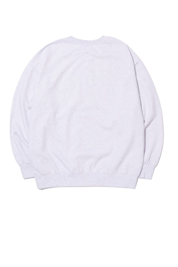 씨알에스디엘 리버스 유에스에이 맨투맨은 남성용 맨투맨으로, 베이직하고 캐주얼한 스타일을 연출합니다. 부드러운 면 소재로 제작되어 편안한 착용감을 선사하며, 봄, 가을, 겨울 세 계절 모두 활용 가능합니다. 레귤러 핏에 라운드넥 디자인으로 제작되었으며, 두꺼운 두께감으로 따뜻하게 입을 수 있습니다. 리버스 위브(Reverse Weave) 공법으로 제작되어 내구성을 높였으며, 화이트 컬러에 로고 패턴이 돋보이는 디자인입니다.
