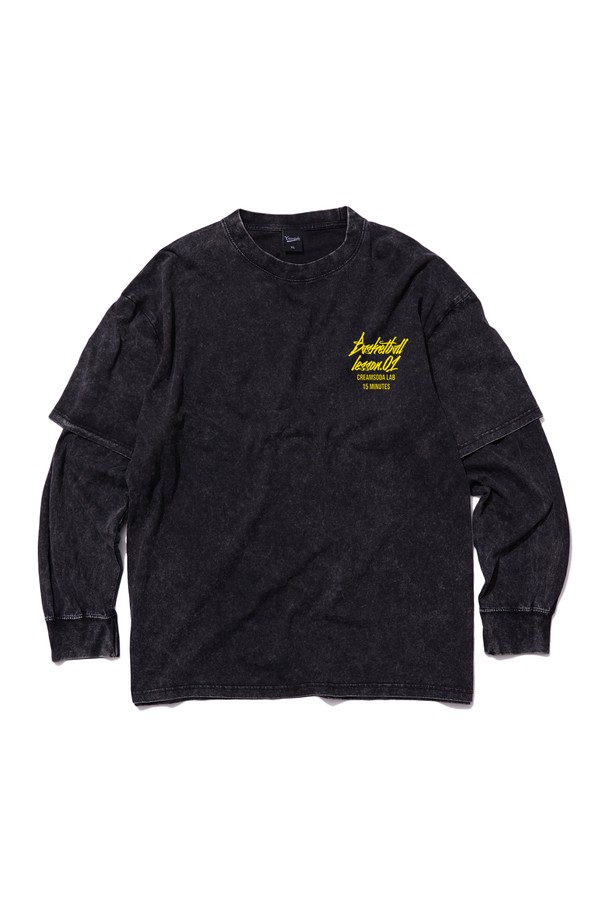 "씨알에스디엘 쿼터 팀플레이 피그먼트 페이크 이중 레이어드 롱슬리브"는 남녀 공용으로 착용 가능한 롱슬리브 티셔츠입니다. 블랙과 옐로우 두 가지 색상으로 출시되었으며, 캐주얼 및 스트릿 스타일을 연출하기 좋습니다. 피그먼트 워싱 기법으로 빈티지한 느낌을 살렸으며, 페이크 레이어드 디자인이 특징입니다. 면 소재로 제작되어 부드러운 촉감과 우수한 수분 흡수 및 통기성을 제공하여 봄, 가을에 편안하게 착용할 수 있습니다. 동네 마실룩 또는 산책룩, 그리고 미니멀한 스타일에도 잘 어울립니다.
