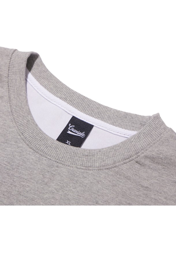 씨알에스디엘 어센틱 로고 맨투맨은 블랙, 그레이, 오트밀, 라이트그레이, 레드의 다섯 가지 색상으로 출시되어 어떤 스타일에도 쉽게 매치할 수 있는 기본 아이템입니다. 부드러운 면과 폴리에스테르 혼방 소재에 두꺼운 두께감으로 제작되어 봄, 가을, 겨울 든든하게 착용 가능하며, 세미 오버핏으로 편안한 착용감을 선사합니다. 라운드넥 디자인과 긴 소매, 립 마감 처리로 깔끔한 핏을 연출하며, 2바늘 커버스티치 넥라인, 사이드 심 포인트 라벨, 지그재그 내부 스티칭, 텀블 워싱 및 텐터 가공 등 섬세한 디테일로 완성도를 높였습니다. 캐주얼, 미니멀, 클래식 등 다양한 스타일을 소화하며 집콕룩, 동네 마실룩, 겨울 데일리룩으로 활용하기 좋습니다.
