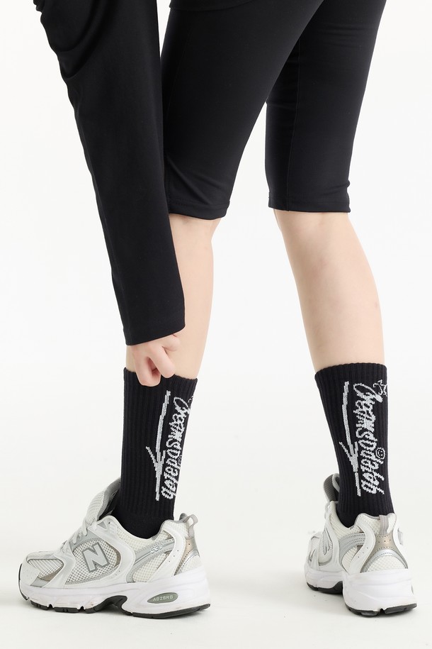 씨알에스디엘 크림소다 레터링 양말은 부드러운 면 소재로 제작되어 편안한 착용감을 선사합니다. 블랙과 화이트 두 가지 컬러로 출시되어 어떤 스타일에도 매치하기 용이하며, 사계절 내내 활용하기 좋습니다. 크림소다 로고 디자인과 레터링 패턴이 돋보이는 캐주얼하고 미니멀한 양말입니다. 산책룩에 포인트를 더하고 싶을 때 착용해보세요. 흡습 기능으로 쾌적한 착용감을 유지해줍니다.
