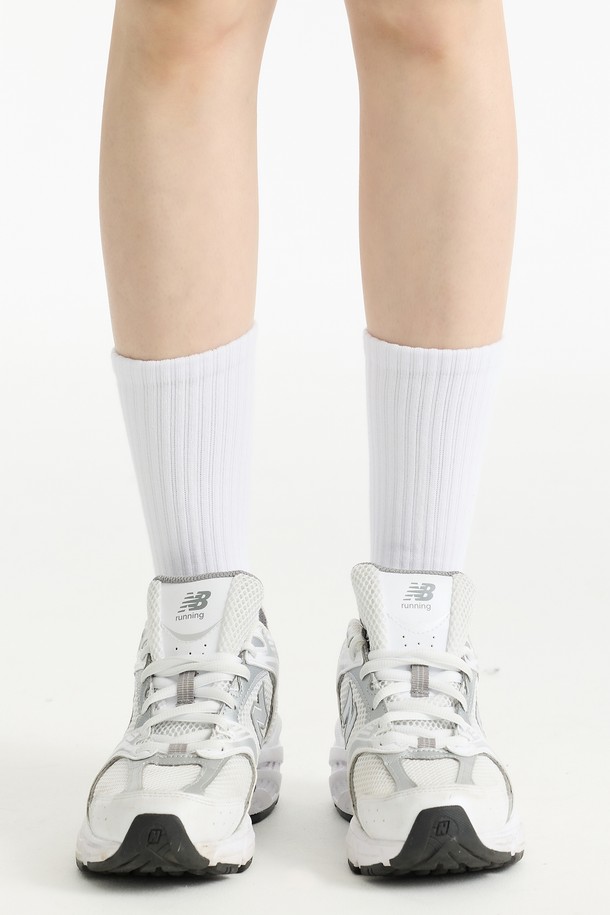 씨알에스디엘 크림소다 레터링 양말은 부드러운 면 소재로 제작되어 편안한 착용감을 선사합니다. 화이트 컬러 바탕에 크림소다 레터링 디자인이 돋보이는 캐주얼 양말로, 미니멀한 스타일을 연출하기 좋습니다. 흡습 기능으로 쾌적함을 유지하며, 사계절 내내 일상에서 활용하기 좋은 아이템입니다.
