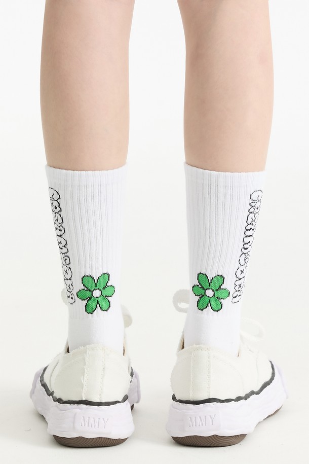 씨알에스디엘 비비드 플라워 양말은 화사한 봄, 여름 스타일을 완성하는 여성 양말입니다. 부드러운 면 소재로 제작되어 흡습성이 뛰어나며, 산뜻한 착용감을 선사합니다. 화이트, 핑크, 블루 세 가지 색상으로, 비비드한 플라워 프린트가 걸리시, 캐주얼, 로맨틱한 스타일을 연출합니다. 데이트룩, 산책룩, 봄 소풍룩 등 다양한 TPO에 매치하여 사랑스러운 분위기를 더해보세요. 얇은 두께감으로 답답함 없이 편안하게 착용할 수 있습니다.
