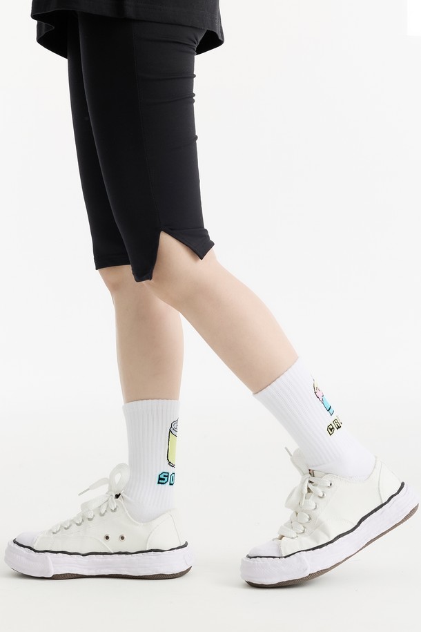 씨알에스디엘 크림앤소다 양말은 면, 폴리에스테르, 스판덱스 혼방 소재로 제작되어 부드러운 촉감과 흡습성을 제공합니다. 화이트, 민트, 옐로우 세 가지 색상으로 출시되었으며, 캐주얼 및 미니멀 스타일을 즐겨 입는 분들께 적합합니다. 봄, 여름, 가을 계절에 착용하기 좋으며, 얇은 두께감으로 편안한 착용감을 선사합니다. 크루삭스 디자인에 캐릭터 프린트가 더해져 개성 있는 스타일을 연출할 수 있습니다. 일상생활에서 부담 없이 포인트를 줄 수 있는 아이템입니다.
