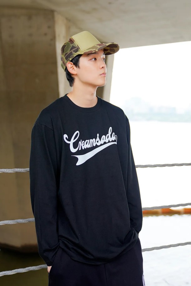 씨알에스디엘 어센틱 로고 롱슬리브는 캐주얼, 스트리트, 미니멀 스타일을 모두 아우르는 공용 긴 소매 티셔츠입니다. 봄, 가을, 겨울 계절에 적합하며, 두꺼운 면 소재로 제작되어 부드러운 촉감을 선사합니다. 라운드넥과 레귤러핏 디자인으로 편안한 착용감을 제공하며, 씨알에스디엘 브랜드 로고가 프린팅되어 있습니다. 일상복으로 활용하기 좋으며, 스트릿 패션을 연출하기에도 안성맞춤입니다.
