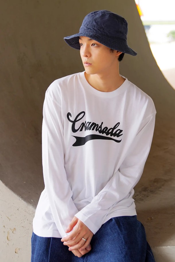 **씨알에스디엘 어센틱 로고 롱슬리브**는 남성용 티셔츠로, 봄, 가을에 착용하기 적합합니다. 부드러운 면 소재로 제작되어 편안한 착용감을 선사하며, 레귤러 핏으로 제작되었습니다. 라운드넥 디자인에 긴 소매 기장으로, 캐주얼 및 베이직 스타일을 연출하기 좋습니다. 심플한 디자인에 브랜드 로고 프린팅으로 포인트를 더해 출근룩, 미니멀, 클래식 스타일로 활용하기 좋습니다. 화이트 색상으로 어떤 하의와도 매치하기 용이합니다.
