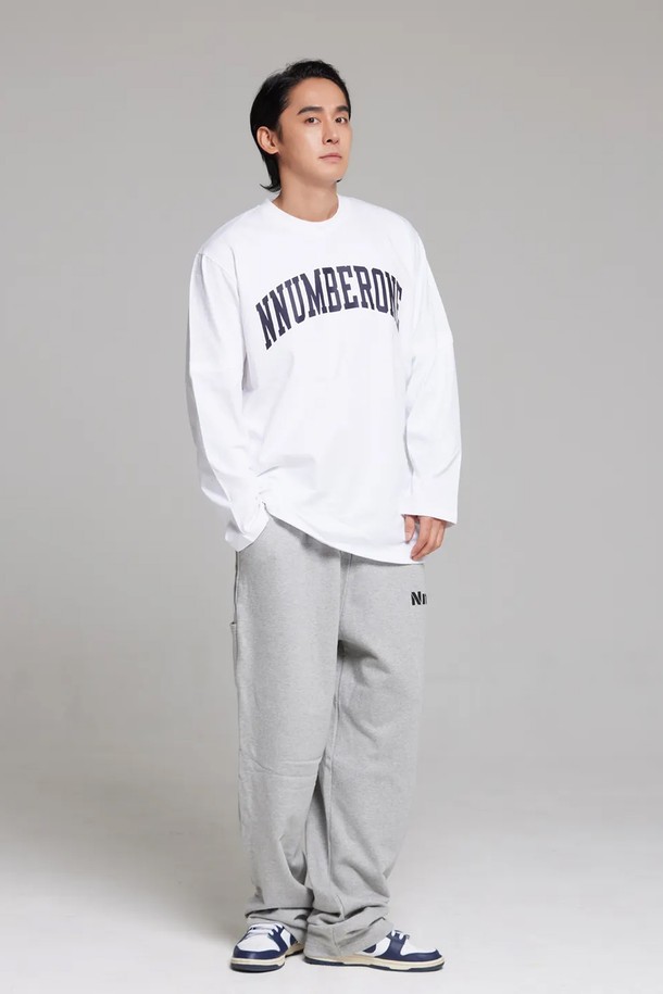 CRS DL NNO1 아크 로고 롱슬리브는 남성을 위한 티셔츠로, 봄/가을 계절에 착용하기 좋습니다. 화이트 색상의 레귤러핏 긴소매 티셔츠로, 부드러운 면 소재에 아크 로고 프린팅으로 포인트를 주었습니다. 라운드넥 디자인과 캐주얼 및 스트릿 스타일을 결합하여 다양한 룩에 활용할 수 있습니다. 일상생활에서 편안하면서도 스타일리시하게 연출할 수 있는 아이템입니다.
