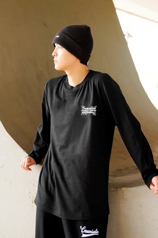 씨알에스디엘 레터링 롱슬리브는 캐주얼, 스트리트, 미니멀 스타일을 아우르는 공용 티셔츠입니다. 부드러운 면 소재로 제작되어 편안한 착용감을 선사하며, 봄, 가을 시즌에 적합합니다. 레귤러핏에 라운드넥 디자인으로, 블랙 컬러에 레터링 패턴이 돋보이는 롱슬리브입니다. 뒷면에는 백프린팅 디테일이 더해져 개성 있는 스타일을 연출합니다. 일상복으로 활용하기 좋은 아이템입니다.
