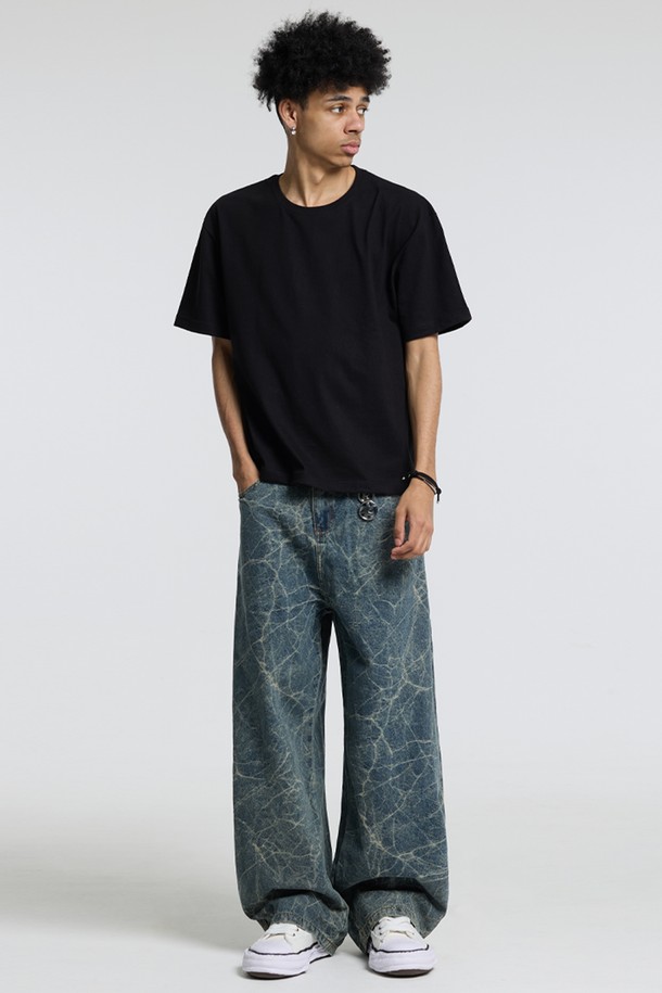 씨알에스디엘 크랙 자카드 데님 팬츠는 남녀 모두 착용 가능한 유니섹스 디자인의 데님 팬츠입니다. 블루 컬러에 크랙 및 자카드 패턴이 돋보이며, 사계절 내내 활용 가능한 실용적인 아이템입니다. 레귤러핏으로 제작되어 편안한 착용감을 선사하며, 워싱 디테일이 빈티지한 분위기를 더합니다. 면, 폴리에스테르, 아크릴 혼방 소재로 제작되어 튼튼하며, 뒷주머니가 있어 실용성을 높였습니다. 데이트룩, 여행룩, 캐주얼, 클래식, 미니멀 스타일 모두 소화 가능한 매력적인 데님 팬츠입니다.
