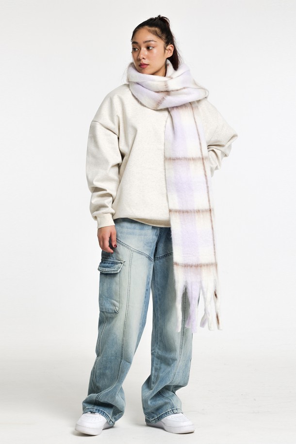 씨알에스디엘 카고 데님은 남성용 카고 스타일 데님 바지입니다. 블랙과 블루 두 가지 색상으로 출시되었으며, 캐주얼 및 스트릿 스타일을 즐겨 입는 분들에게 적합합니다. 봄, 가을에 착용하기 좋은 긴 기장의 루즈핏 데님 팬츠로, 면 80.9%, 폴리에스테르 16.9%, 아크릴 4% 혼방 소재로 제작되었습니다. 카고 스타일 포켓 디테일이 특징이며, 편안한 착용감을 선사합니다. 미니멀한 스타일 연출에도 활용하기 좋습니다.
