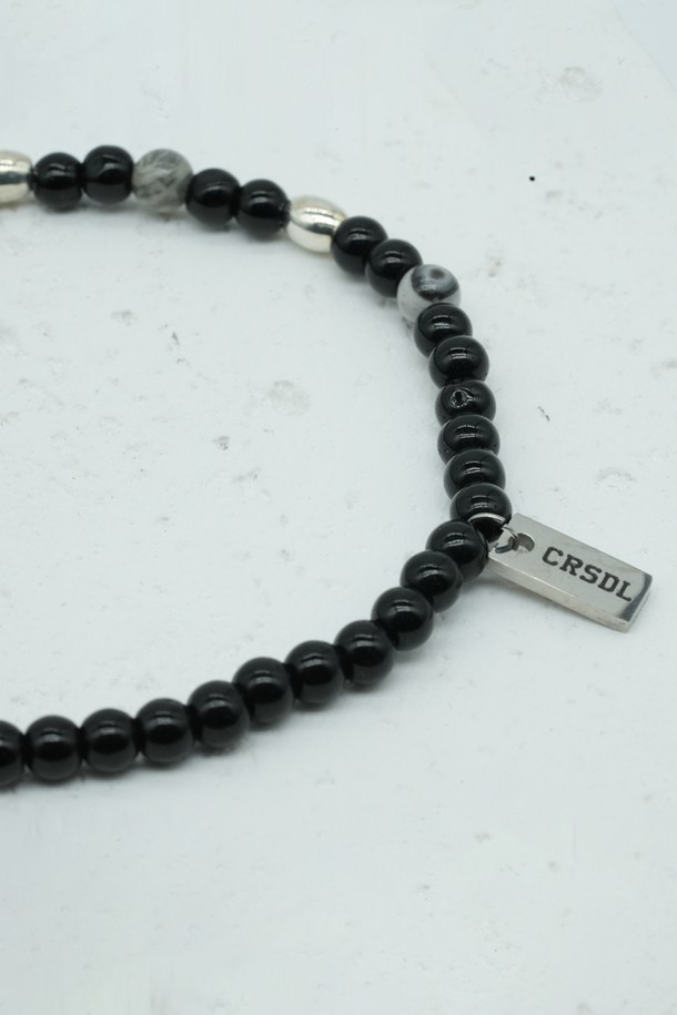 씨알에스디엘 그레이 마블 믹스드 원석 팔찌는 미니멀하고 베이직한 스타일을 추구하는 분들을 위한 팔찌입니다. 블랙 원석을 베이스로, 마블링 무늬가 은은하게 드러나 세련된 멋을 더합니다. 실버 컬러 포인트 디테일이 돋보이며, 데일리룩과 산책룩에 잘 어울립니다. 팔찌 둘레는 20cm이며, 향수, 헤어 스프레이, 물, 땀에 노출되지 않도록 주의하여 착용하고, 목욕, 취침, 운동 시에는 착용을 권장하지 않습니다. 클래식하고 캐주얼한 스타일에도 잘 어울려 다양한 룩에 매치할 수 있습니다.
