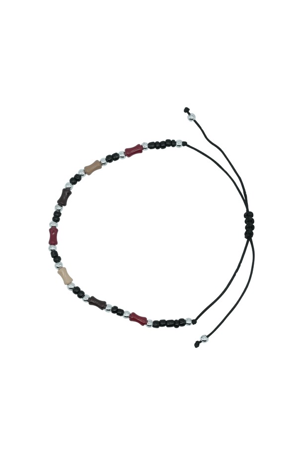 씨알에스디엘 빈티지 웨스턴 믹스드 팔찌는 남녀 모두 착용 가능한 팔찌입니다. 블랙 컬러에 유리, 플라스틱, 폴리 소재를 믹스하여 스트릿 무드를 연출합니다. 빈티지 웨스턴 스타일의 디자인 장식이 돋보이며, 일상에서 개성 있는 포인트를 더할 수 있습니다. 믹스드 소재로 독특한 매력을 선사하는 팔찌입니다. 스트리트, 캐주얼 스타일에 잘 어울립니다.
